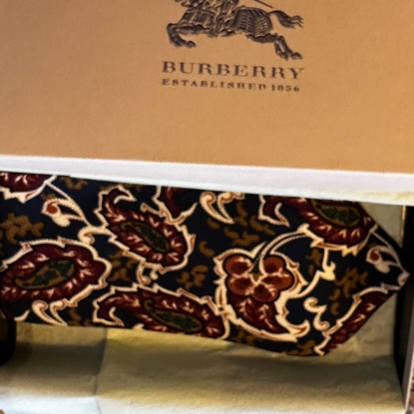Burberry’s ❤️of London Paisley 100% Silk Tie. Hand Sewn in USA~Pre❤️Loved - Picture 9 of 9